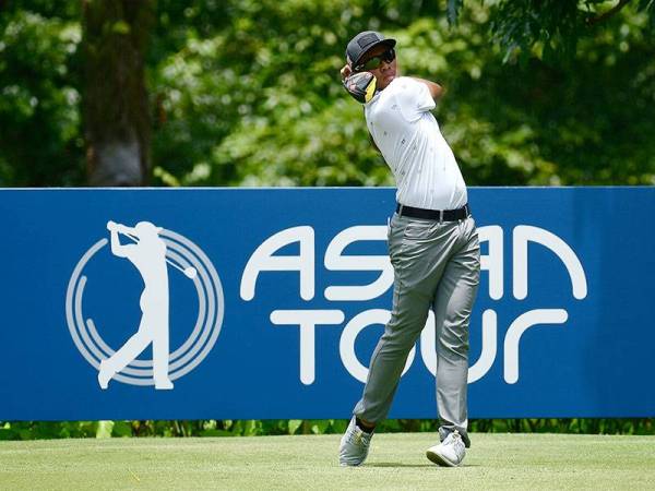 Pemain Malaysia Shahriffuddin Ariffin membuat pukulan di lubang 13 selepas layak ke pusingan ketiga pada Kejohanan Golf Terbuka Malaysia di Kota Permai Golf & Country Club hari ini. - Foto Bernama