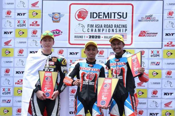 Md Idlan pamer aksi bertenaga untuk muncul juara biarpun berdepan berdepan tentangan sengit Aiki Iyoshi dari Motul Manual Tech Racing Team.