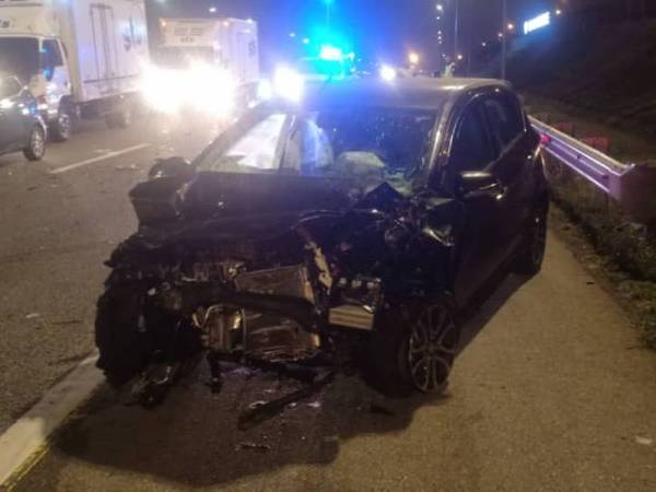 Keadaan kereta jenis Perodua Myvi yang terlibat kemalangan di Kilometer 264.3 Lebuhraya Utara Selatan (PLUS) arah utara pagi tadi. - Foto ihsan bomba