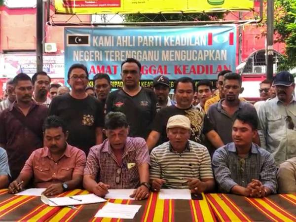 Sebahagian daripada 200 ahli PKR yang hadir di Dataran Ilmu, Padang Bas, Jerteh, Besut semalam bagi mengisytiharkan keluar parti.