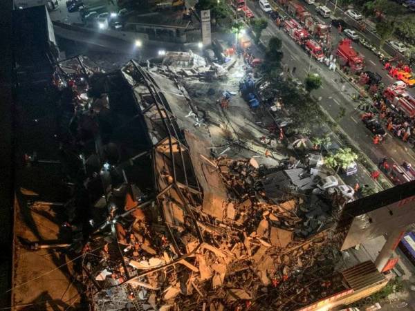 Operasi SAR sedang giat dijalankan di tapak runtuhan hotel di Quanzhou, wilayah Fujian semalam. - FOTO: AFP