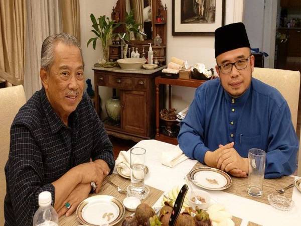 Dr Maza bersama Muhyiddin ketika hadir ke rumah Perdana Menteri kelapan itu untuk makan bersama keluarganya semalam.