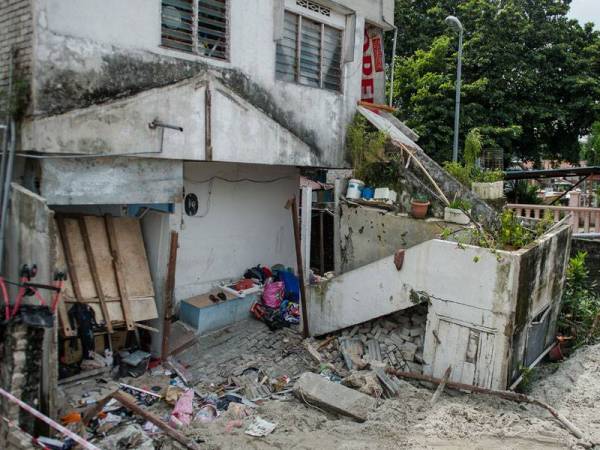 Keadaan tanah yang berlaku mendapan di Jalan Keramat Kiri 15, Datuk Keramat ketika tinjauan hari ini.
-fotoBERNAMA