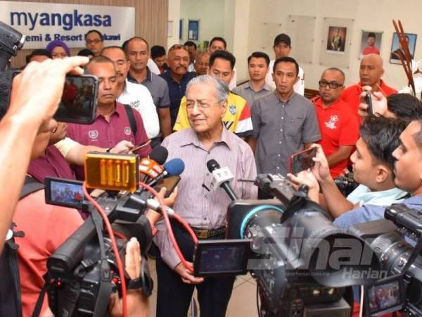 Dr Mahathir ditemui media selepas merasmikan mesyuarat cawangan Bersatu Kedawang di Langkawi hari ini.