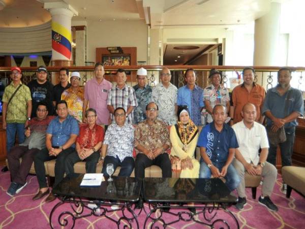 Ketua Parti Pribumi Bersatu Malaysia (Bersatu) Labuan Datuk Suhaili Abd Rahman (duduk, empat, kiri) bergambar bersama ketua kampung selepas sidang akhbar hari ini. Foto: BERNAMA