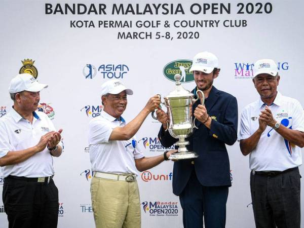 Perdana Menteri Tan Sri Muhyiddin Yassin menyampaikan trofi juara kepada Simsby (dua kanan) kejohanan golf Terbuka Malaysia 2020 di Kota Permai Golf and Country Club di sini, hari ini. Turut bersama Presiden Persatuan Golf Malaysia Tan Sri Mohd Anwar Mohd Nor (kanan) dan Naib Pengerusi Eksekutif Iskandar Waterfront Holdings Tan Sri Lim Kang Hoo (kiri).
--foto BERNAMA (2020) HAK CIPTA TERPELIHARA