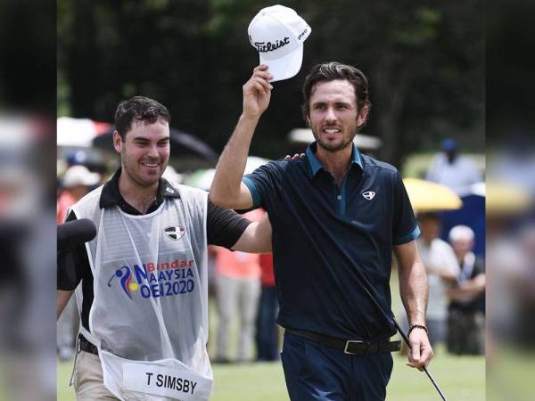 Simsby (kanan) muncul juara golf Terbuka Malaysia selepas mengatasi pendahulu semalaman Andrew Dodt dari Australia dalam lubang kedua playoff hari ini.  - Foto Bernama