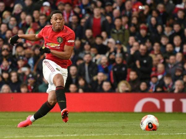 Penyerang Manchester United, Anthony Martial menjaringkan gol ketika menentang Manchester City di Old Trafford awal pagi tadi. -Foto AFP