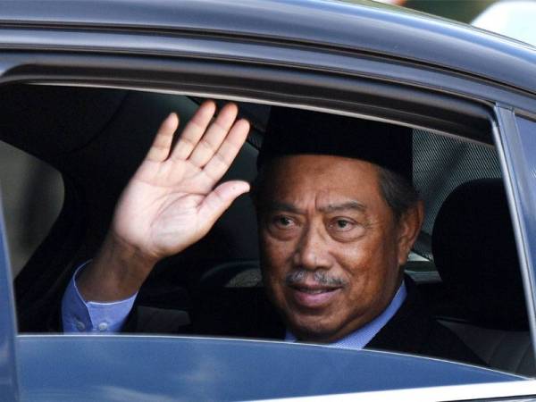 Perdana Menteri Tan Sri Muhyiddin Yassin dilihat keluar di Istana Negara pada pukul 12.36 tengah hari ini. - fotoBERNAMA