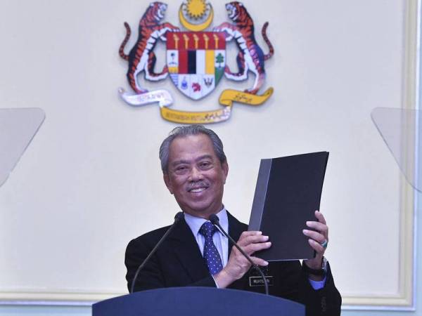 Perdana Menteri Tan Sri Muhyiddin Yassin menunjukkan file senarai nama pelantikan jemaah menteri semasa sidang media pengumuman itu di Bangunan Perdana Putra hari ini. - Foto Bernama