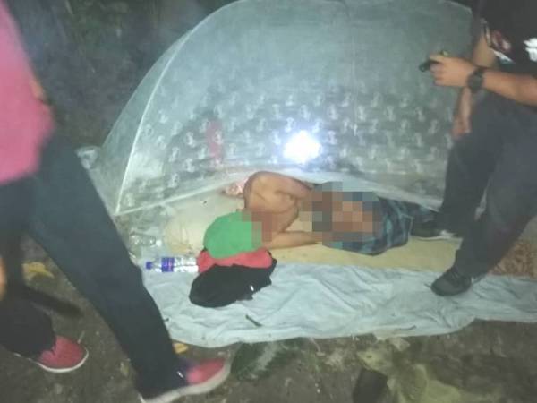 Lelaki berusia 41 tahun itu nyeyak tidur dalam kelambu kira-kira 20 meter belakang rumah.