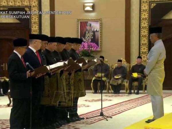 Kesemua 31 menteri Kabinet hari ini mengangkat sumpah jawatan di hadapan Yang di-Pertuan Agong Al-Sultan Abdullah Ri’ayatuddin Al-Mustafa Billah Shah di Istana Melawati di sini hari ini.