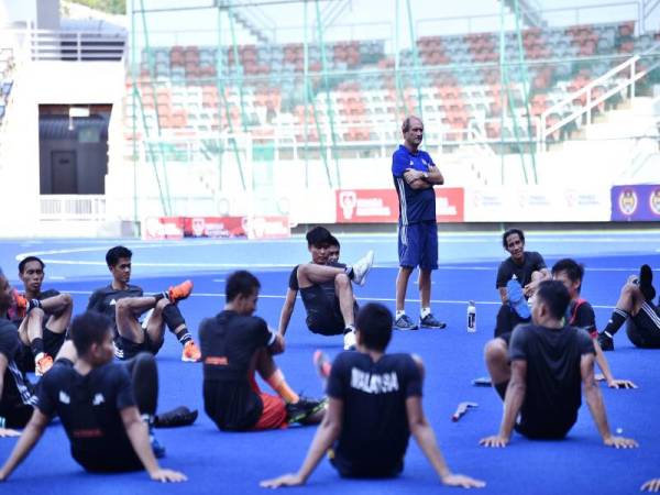 Oltmans (berdiri) ketika mengendalikan sesi latihan Malaysian Tigers di Stadium Hoki Nasional Bukit Jalil hari ini. - Foto Bernama