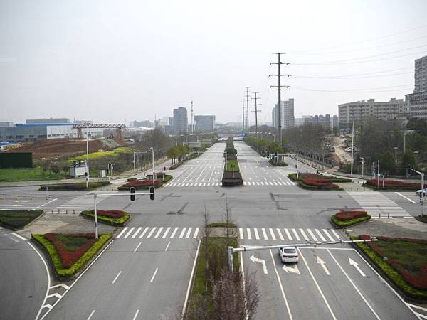 Jalan raya di sekitar bandar Wuhan lengang susulan ancaman Covid-19. - Foto AFP