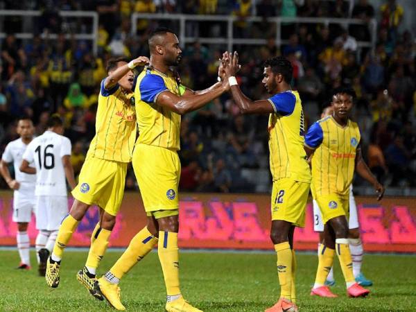 Pemain Pahang, Herold Mark Goulan (empat dari kiri) diraikan rakan sepasukannya selepas berjaya menewaskan penjaga gol Sabah Wan Muhammad Azraie pada perlawanan Liga Super 2020 di Stadium Darul Makmur, malam tadi. - Foto Bernama