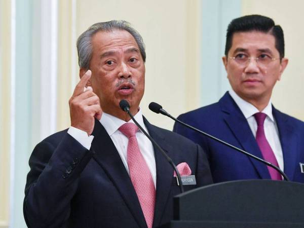 Perdana Menteri, Tan Sri Muhyiddin Yassin pada sidang media selepas mempengerusikan Mesyuarat Kabinet di Bangunan Perdana Putra hari ini. Turut kelihatan, menteri kanan - Menteri Perdagangan Antarabangsa dan Industri, Datuk Seri Mohamed Azmin Ali (kanan). - Foto Bernama