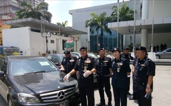 Mazlan menunjukkan kereta yang dirampas di IPD Sentul di sini hari ini.