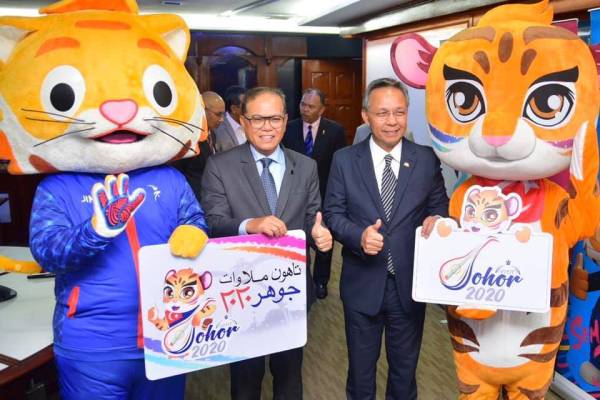 Wan Rosdy (dua dari kiri) dan Hasni bersama maskot Sukma ke-20, JIMI (kiri) dan maskot Tahun melawat Johor 2020, JOH (kanan) di Wisma Sri Pahang kelmarin.