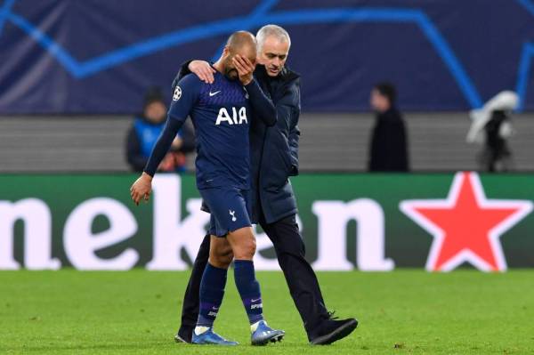 Mourinho cuba menenangkan pemainnya Lucas Moura selepas Tottenham disingkir RB Leipzig dari pusingan 16 Liga Juara-Juara di Red Bull Arena.