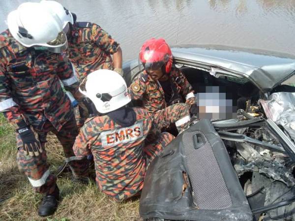 Anggota bomba dari BBP Alor Setar membantu mengeluarkan mangsa tersepit di tempat duduk pemandu menggunakan peralatan khas.