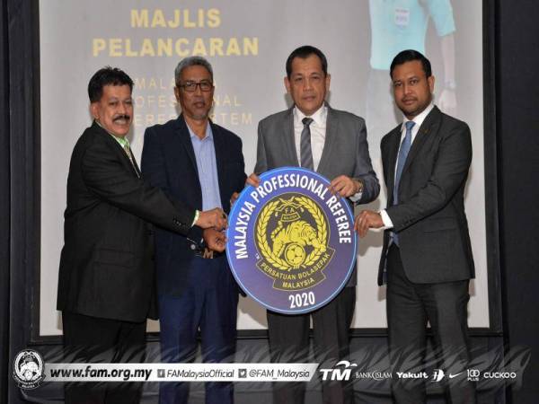 Md Dali (kiri) bersama Hamidin (dua kanan) pada Majlis Pelancaran MProRS di Wisma FAM, Kelana Jaya di sini hari ini. Foto: Football Association of Malaysia (Official).