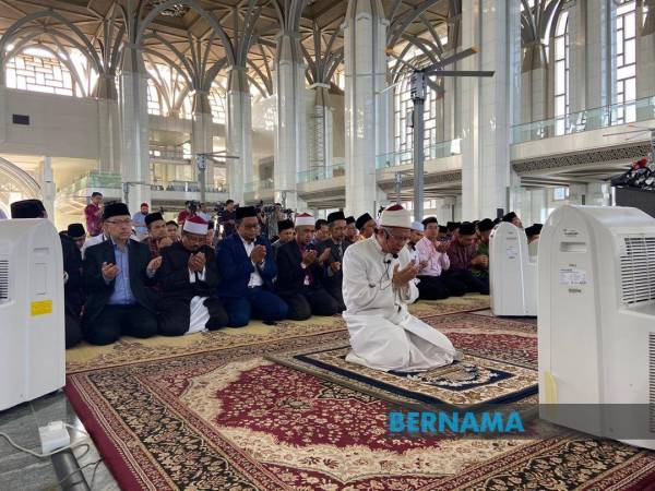 Menteri di Jabatan Perdana Menteri (Hal Ehwal Agama), Datuk Seri Dr Zulkifli Mohamad Al-Bakri memulakan tugasnya dengan solat duha di Masjid Tuanku Mizan Zainal Abidin.