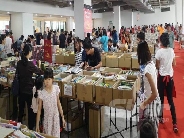 Jualan Gudang Buku@The Starling diadakan selama 10 hari bermula Jumaat ini hingga 22 Mac depan.