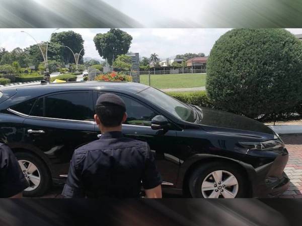 Kenderaan membawa Saarani memasuki pekarangan Istana Kinta hari ini.