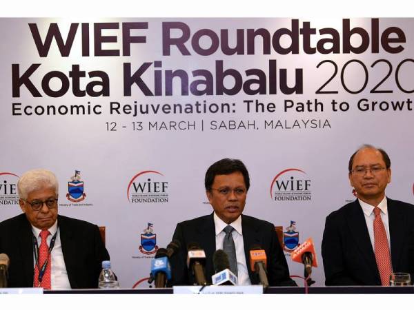 Ketua Menteri Sabah Datuk Seri Mohd Shafie Apdal ketika sidang media selepas merasmikan Forum Meja Bulat Ekonomi Islam Sedunia 2020 hari ini.
Hadir sama Setiausaha Agong Yayasan Forum Ekonomi Islam Dunia (WIEF) Tan Sri Ahmad Fuzi Abdul Razak (kiri) dan Timbalan Ketua Menteri Sabah Datuk Seri Wilfred Madius Tangau (kanan). - Foto Bernama