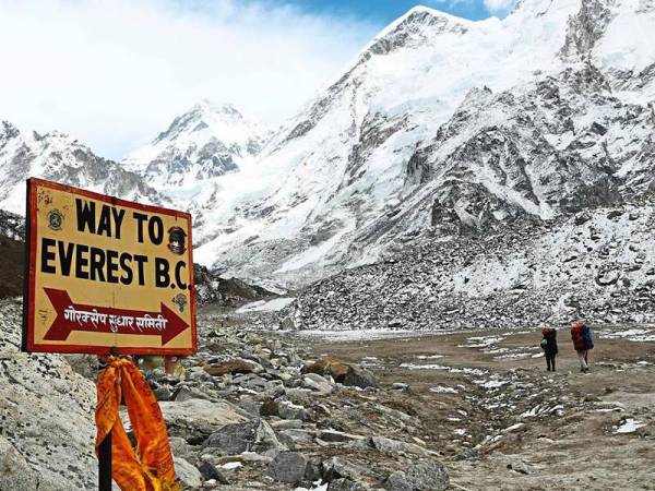 China menutup laluan pendakian ke Gunung Everest di sebelah Tibet ekoran kebimbangan penularan wabak Covid-19. - AFP