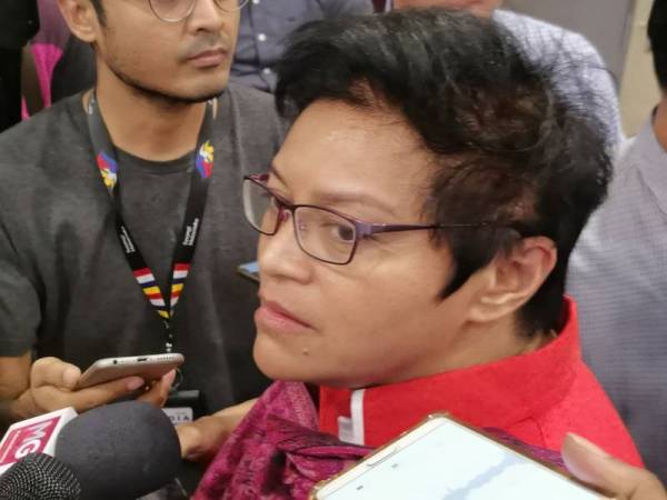 Azalina ketika ditemui di lobi PWTC selepas menghadiri Mesyuarat Majlis Tertinggi UMNO di sini hari ini.