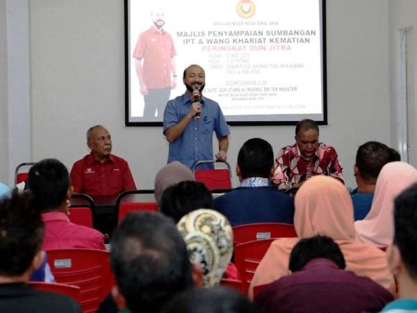 Mukhriz ketika berucap pada majlis penyampaian bantuan IPT dan sumbangan khairat kematian kepada penerima DUN Jitra di Pusat Khidmat Dun Jitra hari ini.