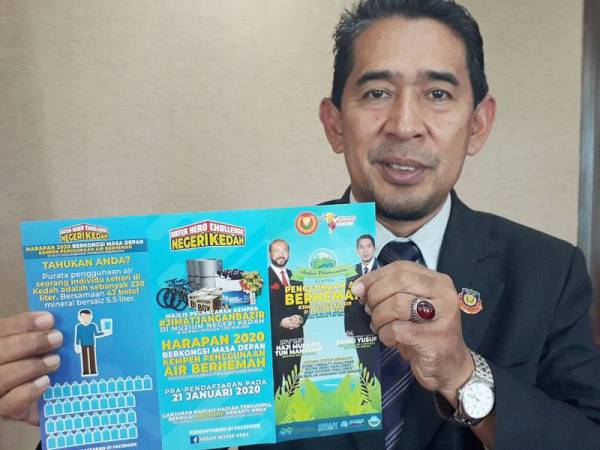 Zamri menunjukkan risalah berkaitan Water Hero Challenge yang telah diedarkan kepada orang ramai sejak 21 Januari lalu.