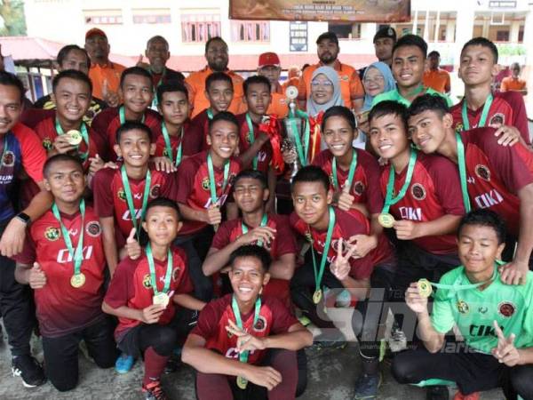 Pemain pasukan SMK Meru meraikan kemenangan muncul juara Piala Sumbangsih selepas menewaskan SMK Dato' Harun di padang SMK Seksyen 9 hari ini. - Foto ASRIL ASWANDI ABDUL SHUKOR