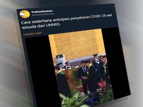 Universiti Negeri Semarang (Unnes) mengambil langkah berwaspada dalam membendung wabak koronavirus (Covid-19) dengan menggunakan cecair pembasmi kuman sebelum graduasi bersalaman dengan canselor pada majlis konvokesyen menarik perhatian ramai.