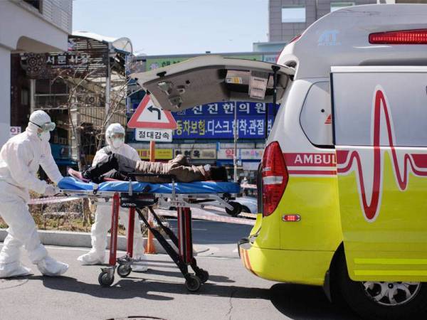 Kes jangkitan Covid-19 di luar China dilaporkan meningkat 13 kali ganda sejak lebih dua minggu lalu. -Foto AFP