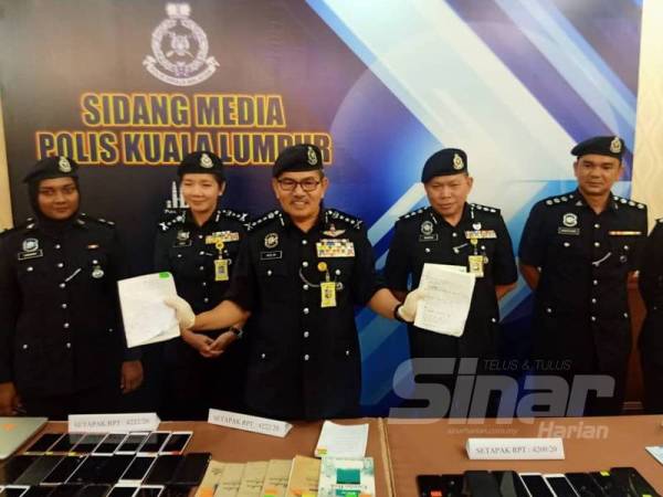 Mazlan menunjukkan barangan yang dirampas pada sidang media di Ibu Pejabat Polis Kontijen Kuala Lumpur hari ini.