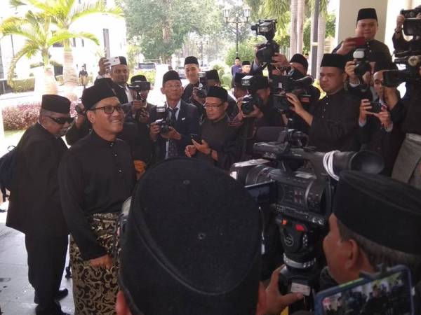 Ahmad Faizal tiba jam 3.05 petang di Istana Iskandariah, di sini hari ini bagi upacara Istiadat Pelantikan dan Mengangkat Sumpah Jawatan Menteri Besar Perak ke-13.