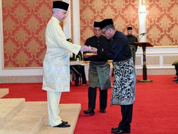 Sultan Nazrin Shah berkenan mengurniakan watikah pelantikan kepada Pengerusi Parti Pribumi Bersatu Malaysia (Bersatu) Perak, Datuk Seri Ahmad Faizal Azumu pada Istiadat Pelantikan dan Mengangkat Sumpah Jawatan Menteri Besar Perak ke-13 di Istana Iskandariah hari ini. - Foto Bernama