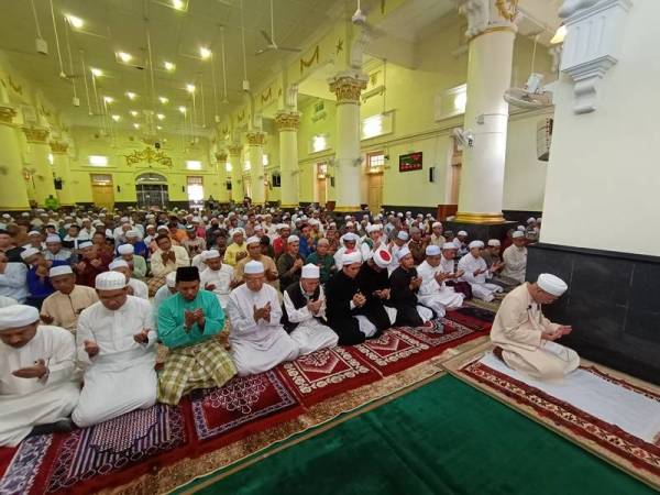 Jemaah Solat Hajat Kesejahteraan Negara Menghindari Wabak Covid-19 mengaminkan doa yang dibacakan Mohamad Shukri.