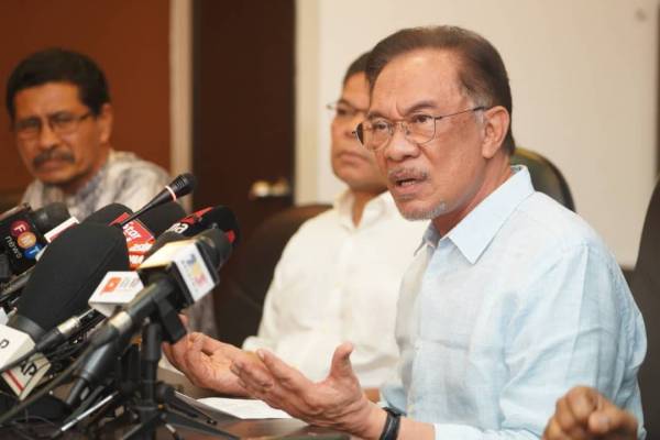 Anwar pada satu sidang media di Ibu Pejabat PKR di sini hari ini.