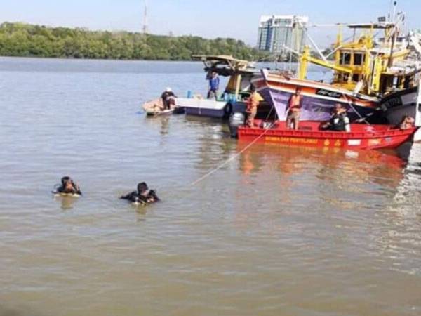 Operasi SAR semalam turut disertai Pasukan Penyelamatan di Air (PPDA). - Foto ihsan bomba