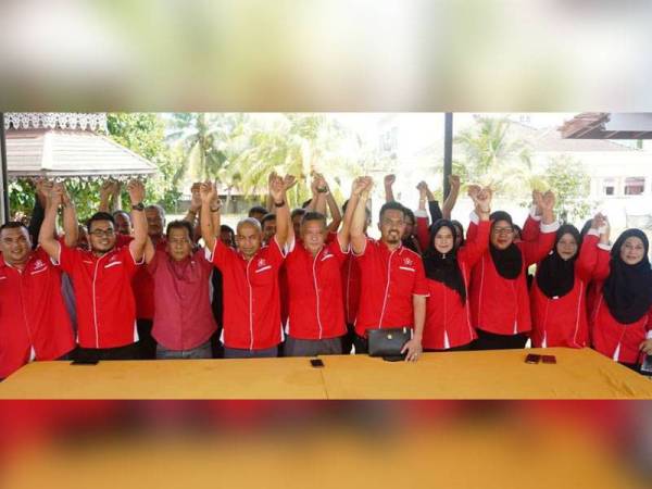 Che Johan (tengah) selepas sidang media di Pasir Mas, di sini hari ini.