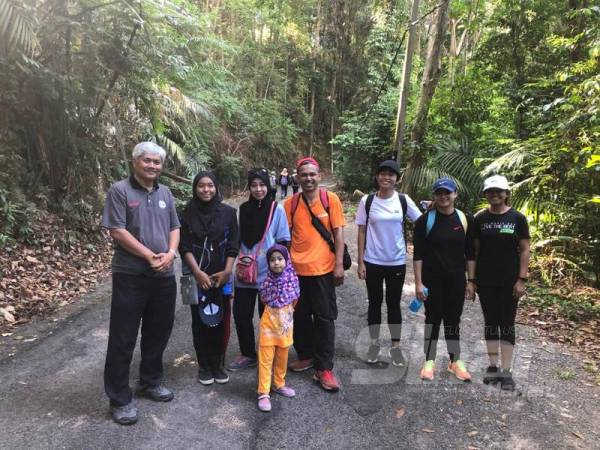 Dr Ahmad (kiri) bersama sebahagian pengunjung yang datang pada program Raptor Watch.