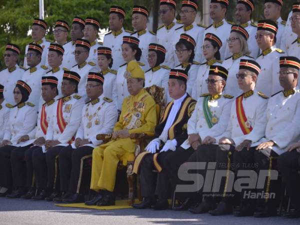 Sultan Sharafuddin berkenan merakamkan gambar bersama Menteri Besar dan ADUN sewaktu Istiadat Pembukaan Persidangan Penggal Ketiga DUN Selangor ke-14 yang bermula hari ini. Foto Sinar Harian ASRIL ASWANDI SHUKOR. 