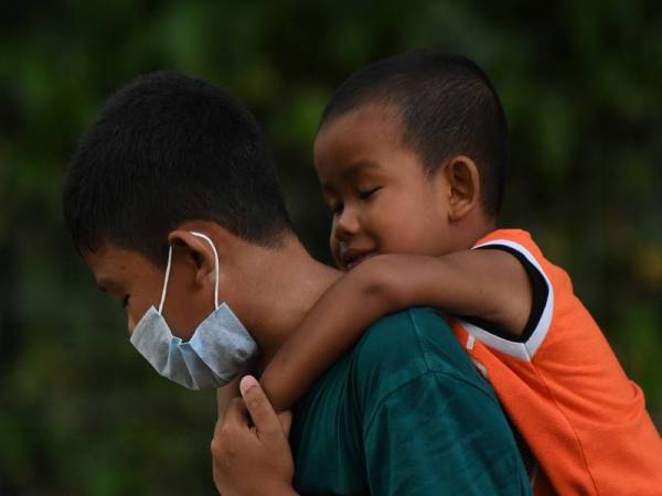 Warga Kuantan memakai penutup hidung dan mulut ketika berada di kawasan awam sebagai langkah pencegahan ekoran penularan COVID-19 ketika tinjauan foto Bernama hari ini. -Foto Bernama