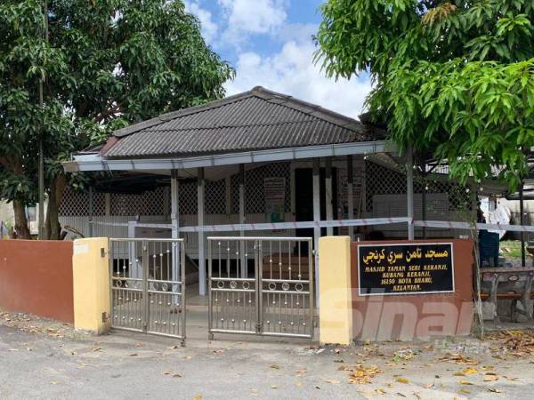 Kawasan depan masjid sunyi sejak penutupan bermula semalam. 