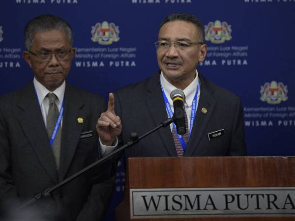 Hishammuddin (kanan) dan Timbalan Menteri Luar Negeri, Datuk Kamaruddin Jaffar. - Foto Bernama