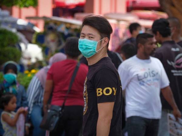 Orang ramai dinasihatkan memakai penutup hidung dan mulut ketika berada di kawasan terbuka atau melakukan aktiviti di luar sebagai langkah pencegahan susulan penularan COVID-19 - Foto Bernama