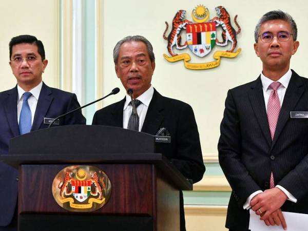 Perdana Menteri Tan Sri Muhyiddin Yassin semasa sidang media selepas mempengerusikan Mesyuarat Majlis Tindakan Ekonomi di Bangunan Perdana Putra hari ini.
Turut hadir Menteri Kanan Perdagangan Antarabangsa dan Industri Datuk Seri Mohamed Azmin Ali (kiri) dan Menteri Kewangan, Tengku Datuk Seri Zafrul Tengku Abdul Aziz. --fotoBERNAMA